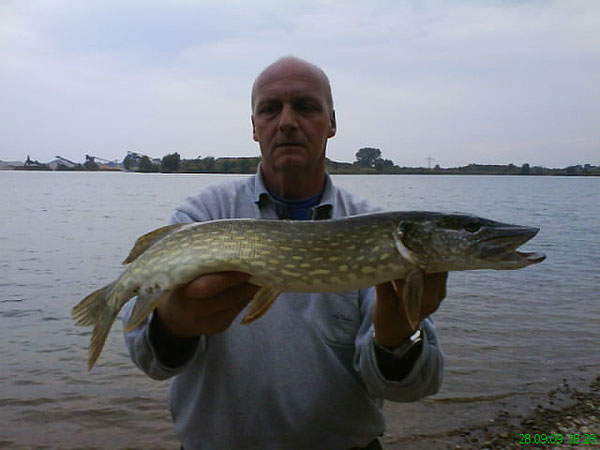Hecht, 72 cm, 3.65 kg, gefangen von Heiko Lindecke im Oktober 2009